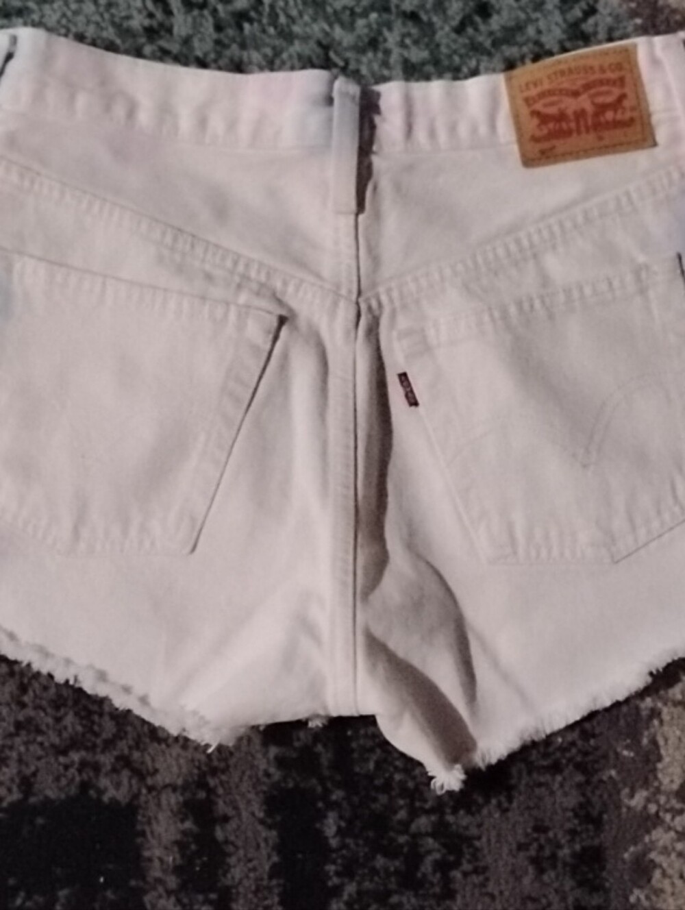 Women's Levi's White Tie Dye Color SZ 28 Waist Denim Cutoff Shorts with Raw Hem
